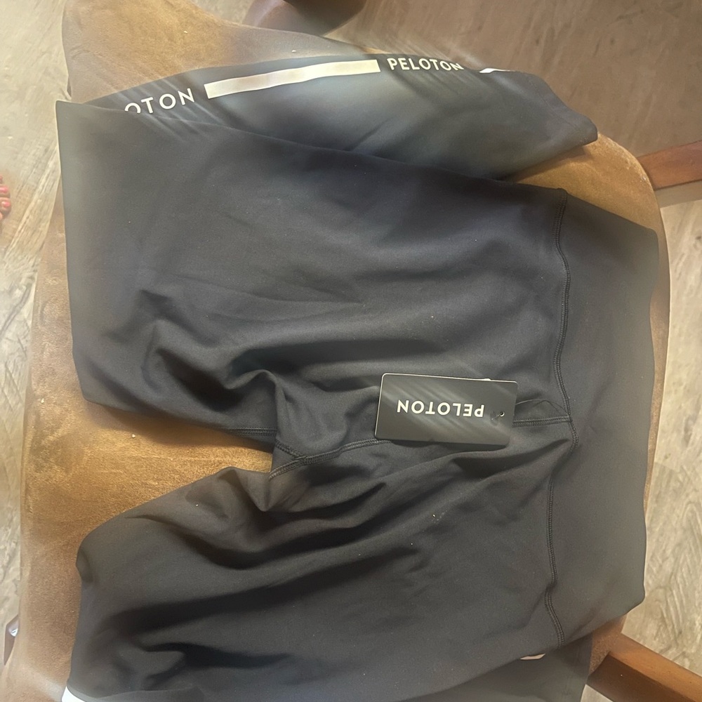 Medium new peleton work out pants - Picture 3 of 4